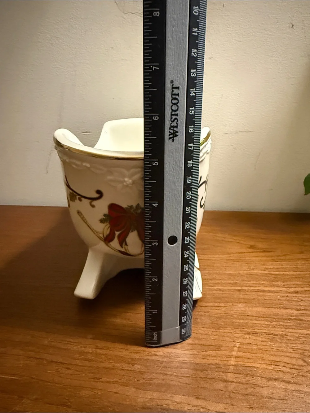 Mikasa Fine Porcelain Christmas Holly Sleigh Centerpiece Bowl (model KT410/990).